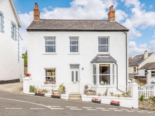 Charmouth House | 3 Bed in Charmouth DC121