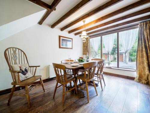 Hope Valley House | 3 Bed in Hope PK432