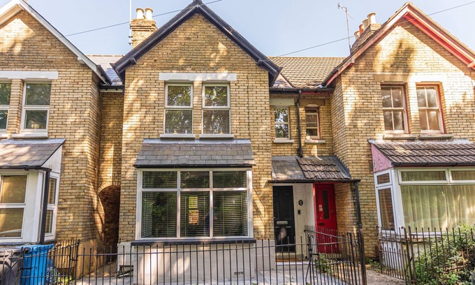 Poole House | 3 Bed Recently refurbed, quiet & private location,5 mins from sandbanks Beaches