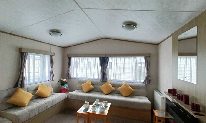 Rhyl Ski Chalet | 3 Bed, Sleeps 6, Parking