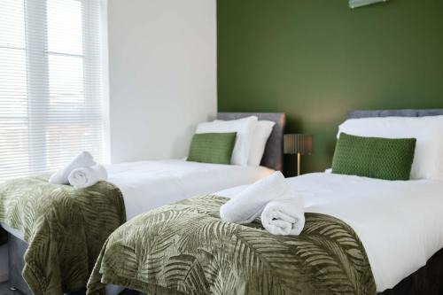 Ipswich Apartment | 3 Bed Townhouse I Secure Parking I Sleeps 9