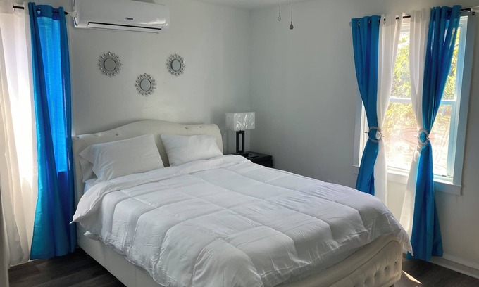 Primos Secane Apartment | 3-bedroom 1bath Luxury house with parking WiFi, AC in fabulous Philadelphia.