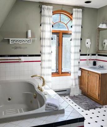 Bar Harbor House | 3 Bedroom 2 Bath Carriage House (Pet Friendly)