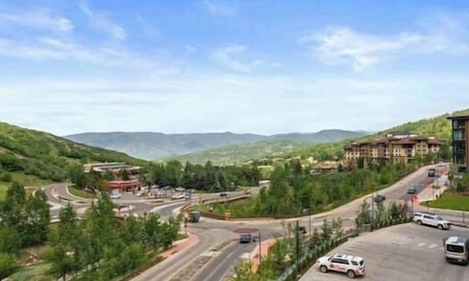 Snowmass Village Hotel | 3 Bedroom 3 Bath, Ski-In/Ski-out! Sbowmass Village