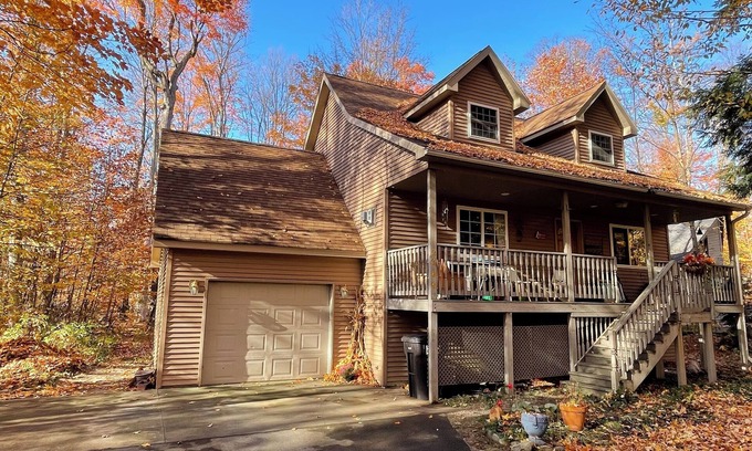 Cedar Ski Chalet | 3 Bedroom-3 Bathroom Leelanau Chalet home. 0 cleaning fee and dog friendly !