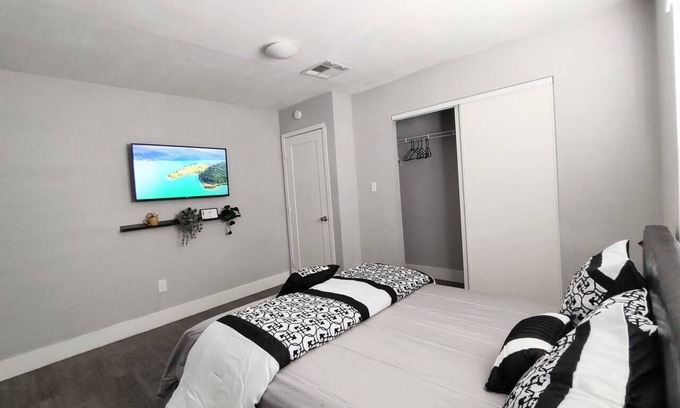 Las Vegas House | 3 Bedroom/3 Bathroom Home w/Parking, Wifi, Washer