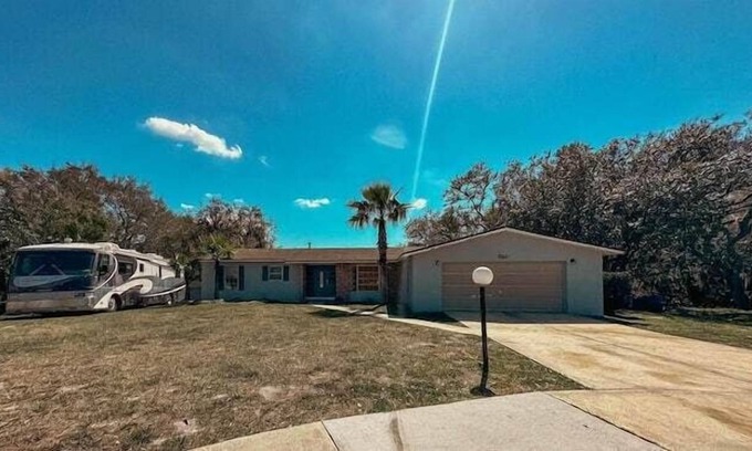 Deltona Lakes Apartment | 3 Bedroom 647889 by Houzlet