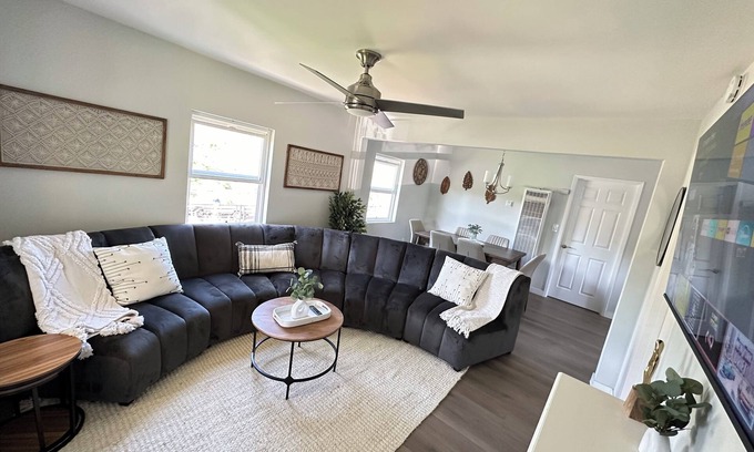 Los Angeles House | 3-bedroom/7 bed/1bath house near DTLA/Universal Studios/Disneyland/Hollywood.