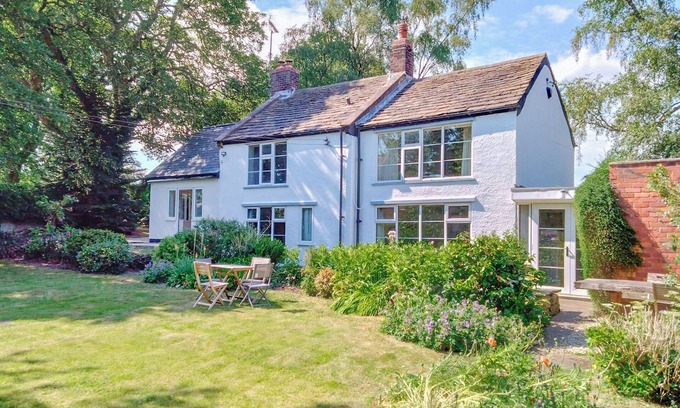 Ault Hucknall Cottage | 3 bedroom accommodation in Heath, near Chesterfield