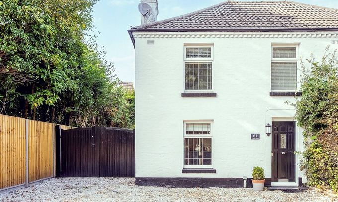 Poole Cottage | 3 bedroom accommodation in Ashley Cross