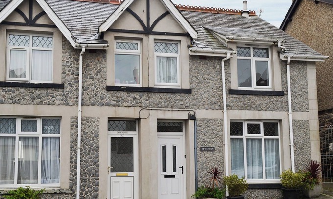 Criccieth Cottage | 3 bedroom accommodation in Criccieth, near Porthmadog
