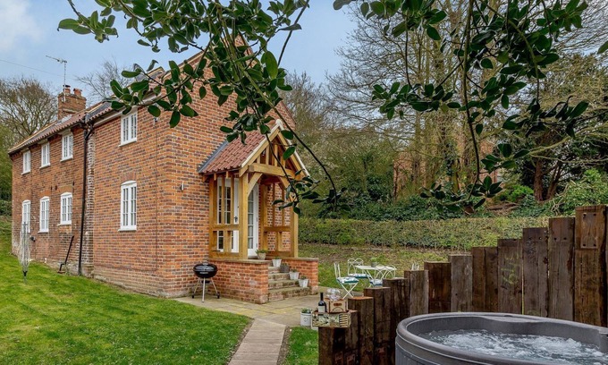 Geldeston Cottage | 3 bedroom accommodation in Geldeston, near Beccles