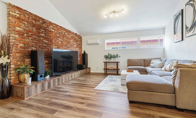 Oak Park House | 3-bedroom and 3-bathroom home in the heart of San Diego, 12 minutes to downtown