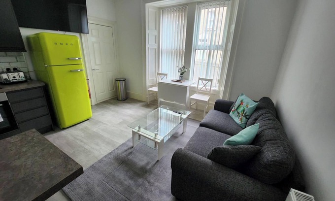 Dundee Apartment | 3-Bedroom Apartment by Eden Project - Free Parking