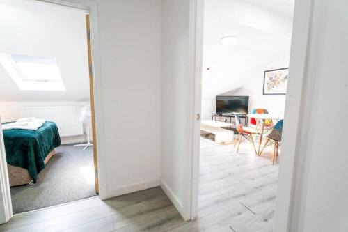 Roath Apartment | 3 Bedroom Apartment, Walking Distance to Centre & Amazing Food at your door step