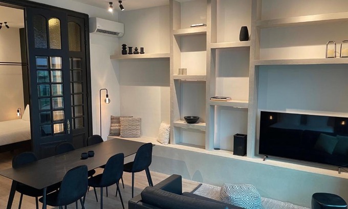 Stationsbuurt Noord Apartment | 3 Bedroom Art-Nouveau Apartment with Free Parking