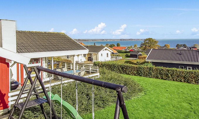 Grønninghoved Strand House | 3 bedroom awesome home in Sjølund