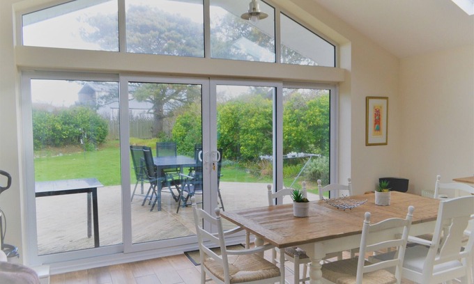 Rhosneigr House | 3 bedroom bungalow - large garden, 2 minutes walk to sandy beaches and village