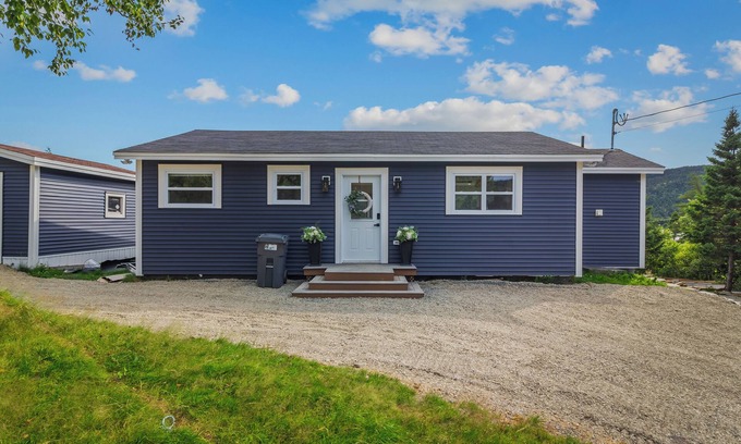 Cape Broyle Cabin | 3-bedroom cabin on Horsechops Pond, Cape Broyle with Hot tub, AC, WiFi