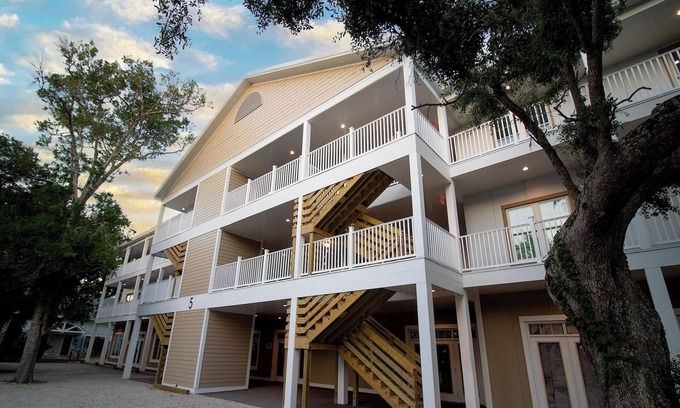 Bald Head Island Condo | 3 Bedroom Condo in Central Business District BHI- Deep Blue