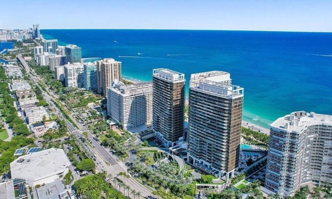 Bal Harbour Condo | 3 Bedroom Condo 440589 by Houzlet