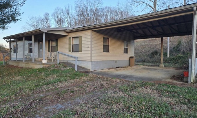 Decatur House | 3-bedroom country house with A/C.n. Enjoy a peaceful getaway near Watts Bar Dam