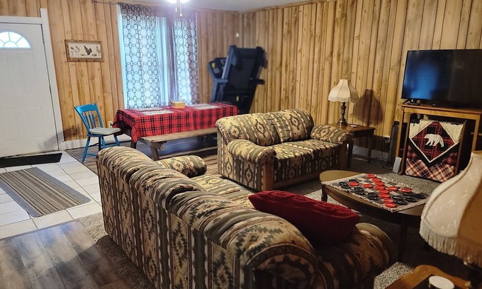 Johnston City Cottage | 3 Bedroom Country Getaway 7 miles from MarionnW/Boat Trailer Parking &nInternet!