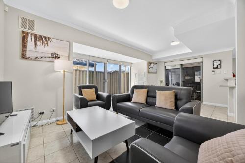 Mandurah Apartment | 3-Bedroom Escape with Outdoor Living Area