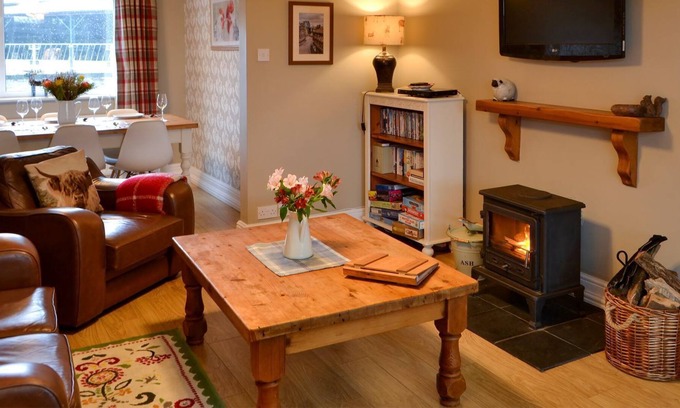 Newcastle-upon-Tyne Cottage | 3 bedroom accommodation in East Holywell, near Whitley Bay