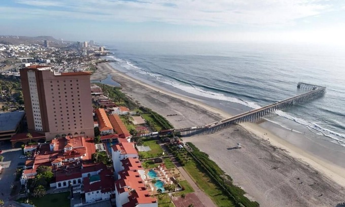 Centro Carretera House | 3-bedroom house in Playas de Rosarito with AC, WiFi 3 min walk to Papas&Beer