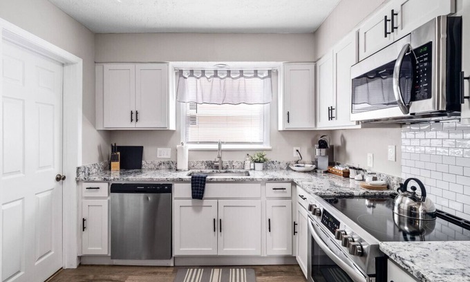 Willobee On The Lake Apartment | 3 Bedroom Home, Walk to Lake Erie