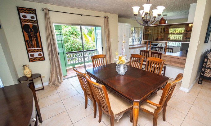 West Coast House | 3-bedroom house 5 minutes from Sheraton Mall, AC, WiFi. 10 mins from Beaches