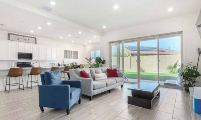 Surprise House | 3-bedroom house in awesome Surprise with WiFi, AC