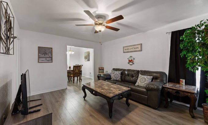 Killeen House | 3-bedroom house in Killeen with WiFi, AC, Pet-Friendly, Washer/Dryer.