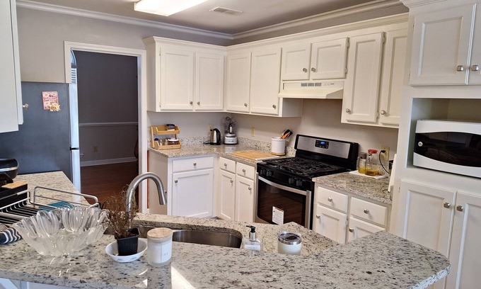 Huntcliff House | 3-bedroom house in wonderful Columbia with AC, WiFi, with lake view.