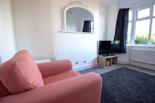 Grantham House | 3-Bedroom House with Free WiFi & Parking, Sleeps 5