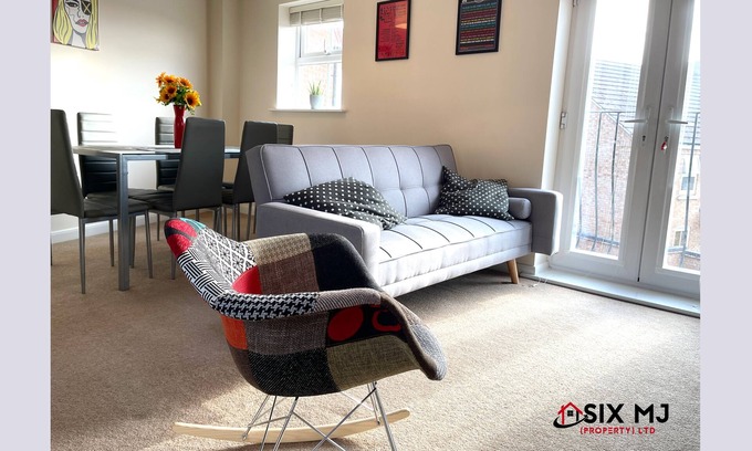 Higham Ferrers House | 3 bedroom house with private parking, near Rushden Lakes