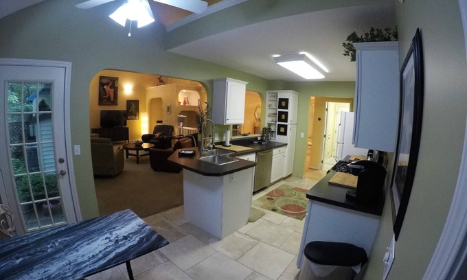 Toledo Condo | 3 Bedroom Luxury Villa with Hot Tub, Gourmet Kitchen on Private Drive/Garage