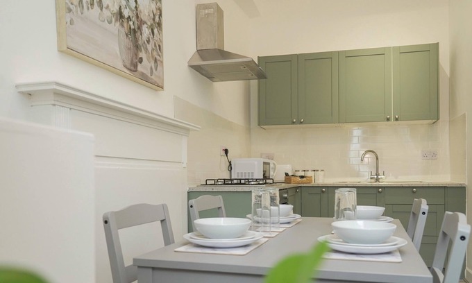 West End Apartment | 3-Bedroom Modern apartment in Edinburgh city centre with WiFi & TV
