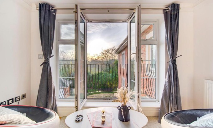 Syon Apartment | 3-Bedroom Penthouse, Brentford, Free Parking