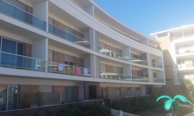Sao Martinho do Porto Apartment | 3-bedroom apartment, 2 swimming pools, 300 metres from the beach, 8 persons