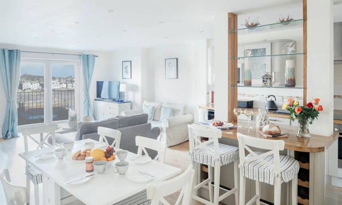 St Ives Apartment | 3 Bedroom Sea View Modern Apartment