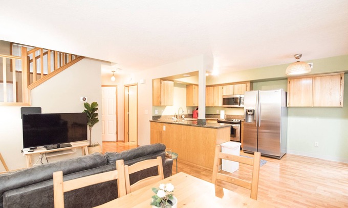 Hillsboro House | 3 Bedroom Suburb Rose Garden Home Near Intel Nike Orenco