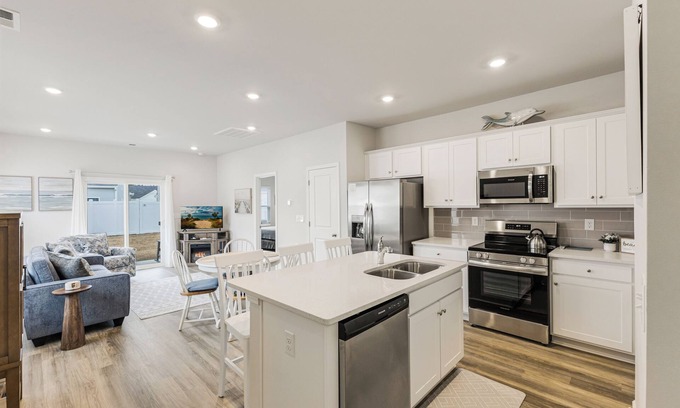 Ocean Isle Beach House | 3-bedroom townhome close to golf courses & beaches - Pets welcome, self-check-in