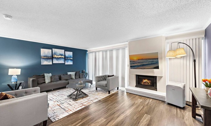 Mariners House | 3-bedroom townhome in beautiful Newport Beach with fitness room and pool