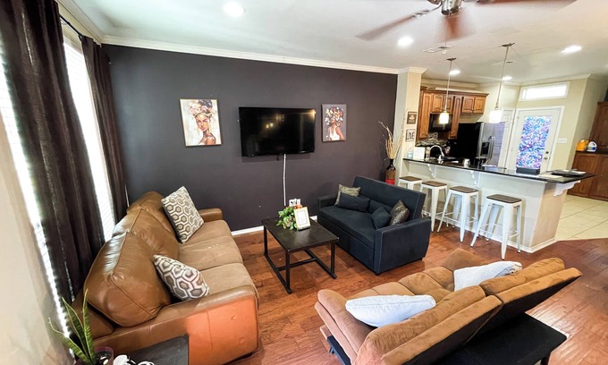 Dallas House | 3 bedroom Townhome near Downtown Dallas- Sleeps 10 people