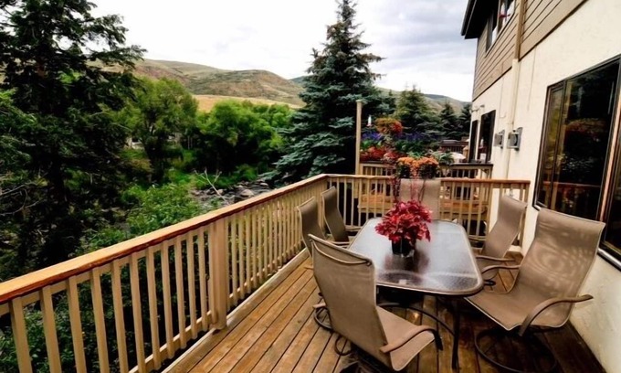 Avon House | 3 Bedroom Townhome, overlooking the EagleRiver, minutes to Beaver Creek and Vail