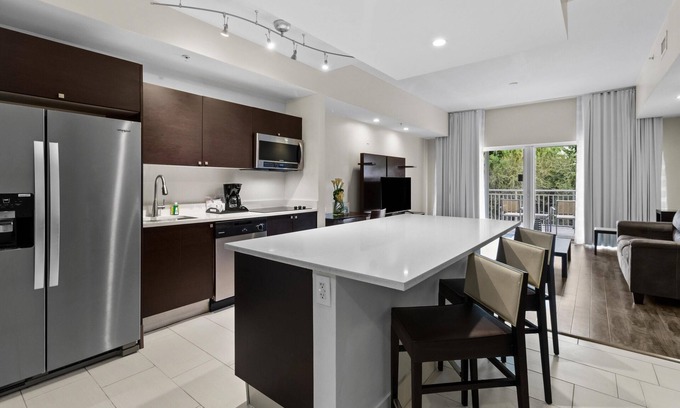 Ludlam Condo | 3 Bedroom Villa, 4 bathrooms, sleep 8, Resort Pool