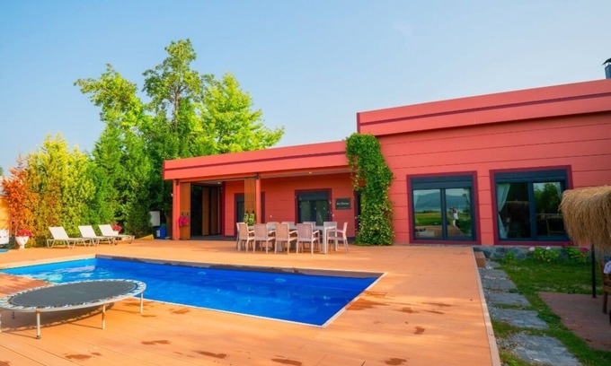 Sapanca Villa | 3-bedroom villa in welcoming Sapanca with huge garden at the lake.