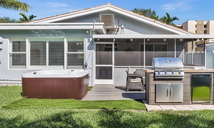 Dania Beach Villa | 3 bedroom5bathclose to beach/Jacuzzi/billiard